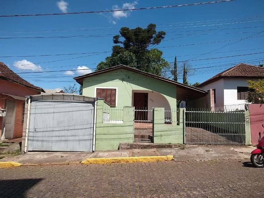 Casa padrão ocupada com 1 vaga e 93m² construída