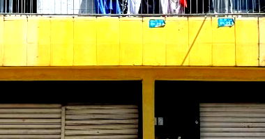 Prédio com 2 apartamentos, salão e área de serviço, 3 quartos