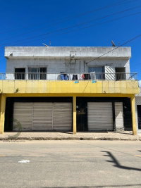 Prédio com 2 apartamentos, salão e área de serviço, 3 quartos