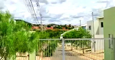 Casa Ocupada com 3 Quartos e 2 Banheiros em Leilão