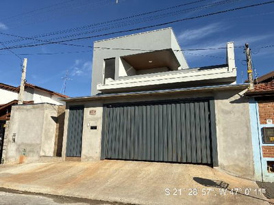 Casa com 3 Quartos e 2 Vagas em Mococa