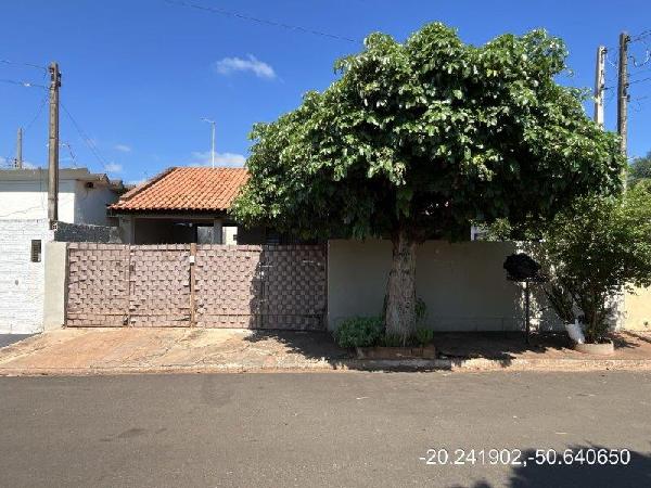 Casa com 3 quartos, 2 banheiros e 184 m² de área total