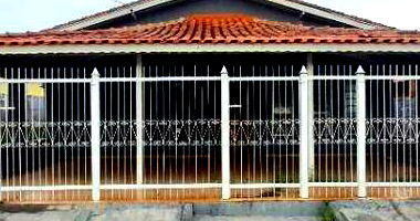 Casa com 223m² construídos, desocupada