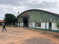 Área de terras com prédios em alvenaria