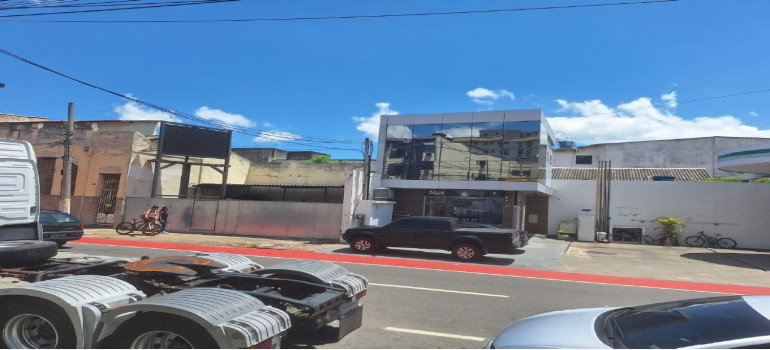 Terreno com pequena edificação em Campos - 67,5m²