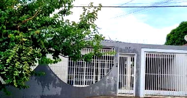 Casa Ocupada em Campo Grande com 3 Quartos e 1 Vaga