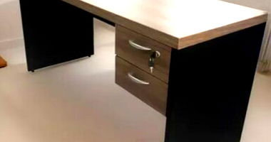 Conjunto de 6 Mesas Pequenas em Madeira com Gavetas