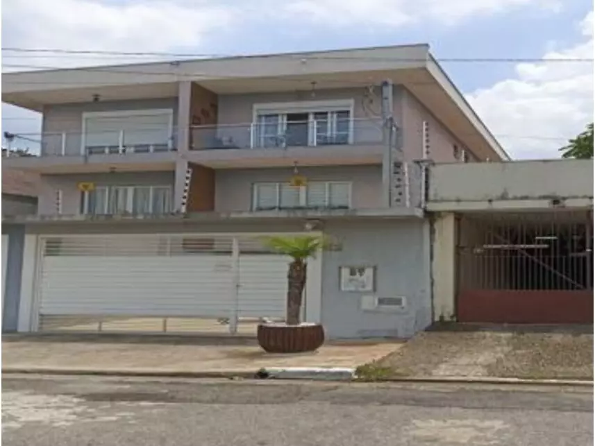 Casa em Leilão com 3 Quartos e 2 Banheiros em Osasco
