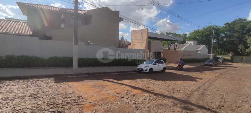 Terreno com Casa em Condomínio Residencial Pinheiros
