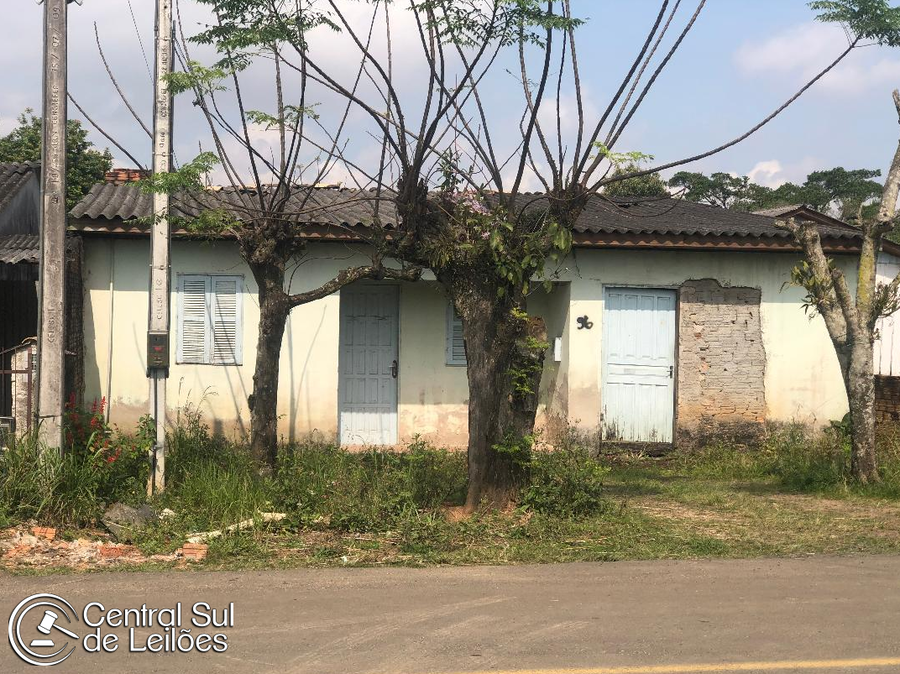 Terreno com casa de 75m² desocupada, 1 banheiro, 2 quartos