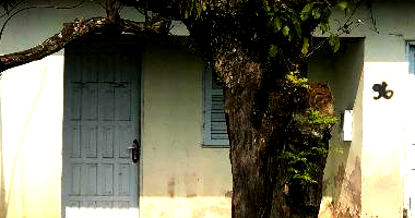 Terreno com casa de 75m² desocupada, 1 banheiro, 2 quartos