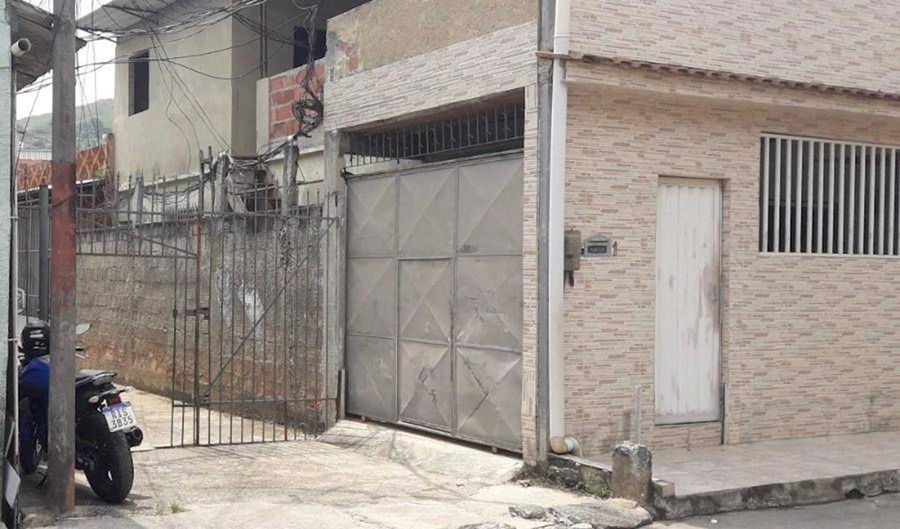 Casa padrão com 3 quartos, 3 banheiros e 2 vagas, ocupada