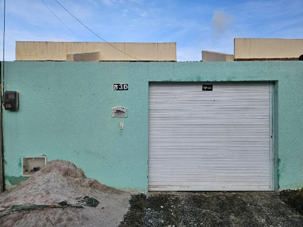 Casa com 2 quartos, 2 banheiros, varanda e 1 vaga de garagem