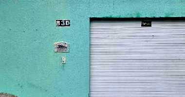 Casa com 2 quartos, 2 banheiros, varanda e 1 vaga de garagem