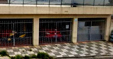 Casa com 225m², 2 quartos, 1 banheiro, terreno retangular, ocupada