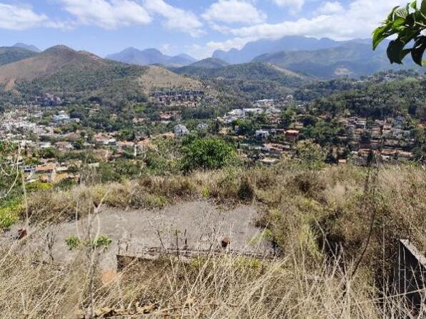 Terreno amplo com 1515 m² em Petrópolis, RJ