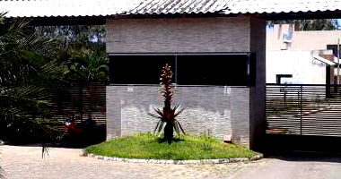 Casa ocupada com 453 m² de área construída