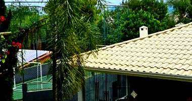 Área de lazer com churrasqueira e campo de futebol