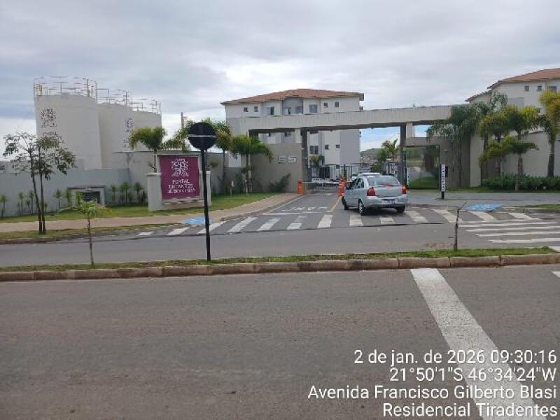 Apartamento com 2 quartos, 2 banheiros e 1 vaga de garagem