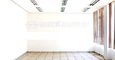 Espaçosa Sala Comercial Desocupada com 220m² de Área Construída