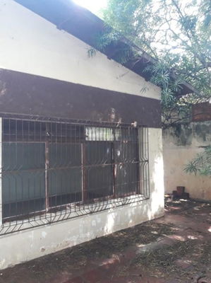 Casa com 3 quartos, 1 banheiro, garagem e 200m² construída, precisa reforma