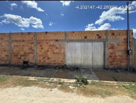 Casa com 2 quartos, 60m² privativos, 200m² terreno, desocupada