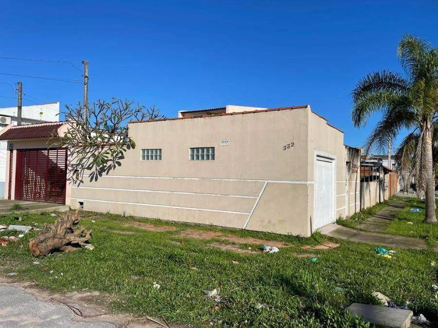 Casa padrão com 2 quartos, 2 banheiros e 2 vagas de garagem, ocupada