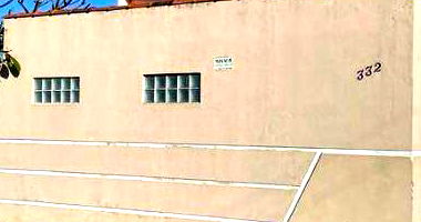 Casa padrão com 2 quartos, 2 banheiros e 2 vagas de garagem, ocupada