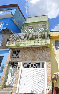 Casa residencial com 300m² construídos, 1 vaga, ocupada