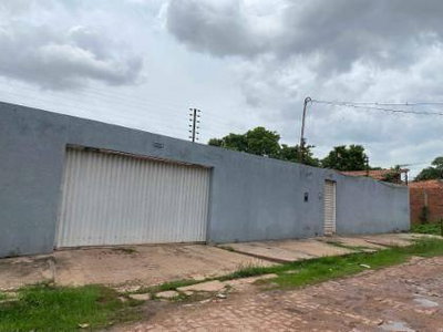 Casa padrão com 3 quartos, 2 banheiros, 1 vaga, ocupada