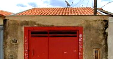 Casa com 95m² construída e terreno de 129,5m², imóvel ocupado