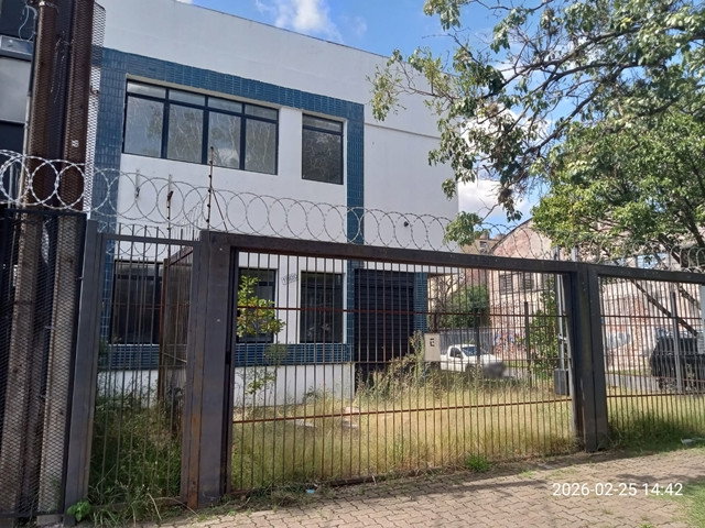 Prédio comercial com 428,87m², 3 pavimentos