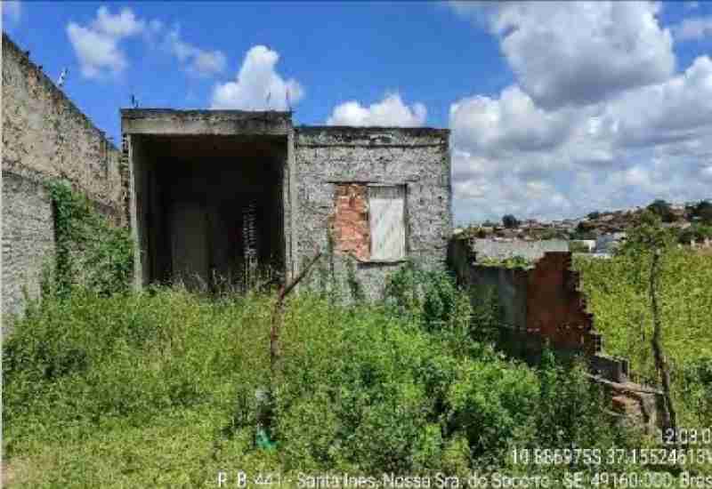 Terreno com Construção em Ruínas