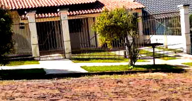 Casa com 3 quartos, 2 banheiros, garagem e piscina, 197m² construída