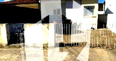 Casa com 2 quartos, varanda e 126m² de terreno