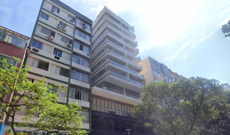 Apartamento em Ipanema com 1 vaga e dependências na cobertura