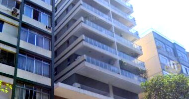 Apartamento em Ipanema com 1 vaga e dependências na cobertura