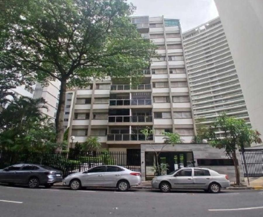 Apartamento em Moema com 2 vagas