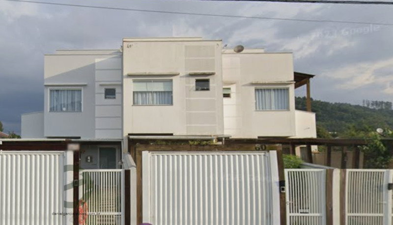 Casa com 2 pavimentos, 131,48m², vaga para 1 carro