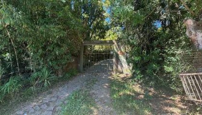 Casa padrão desocupada com 3 quartos, 2 banheiros e 1 vaga em 166m² construída