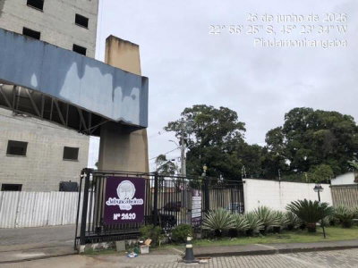 Apartamento com 2 quartos e varanda em condomínio