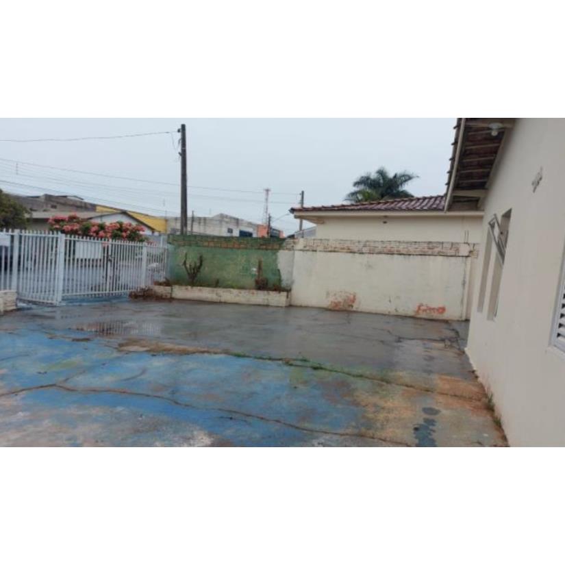 Casa com 140m², 2 quartos, 1 banheiro, ocupada