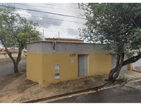 Casa ampla com 297m² construída e terreno de 324m², imóvel