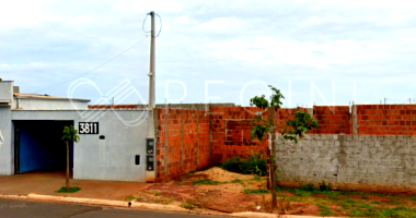 Terreno com construção em andamento no Loteamento Villa das Flores