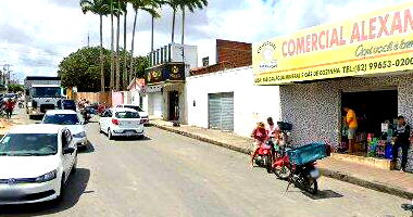 Casa com 2 quartos, 2 banheiros, área construída 82,84m², desocupada