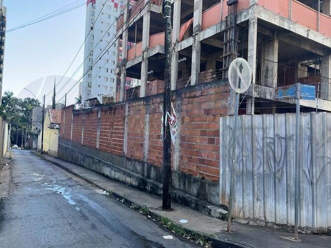 Terreno com Prédio em Construção em Goiânia