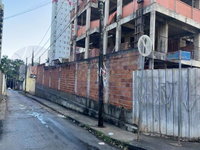 Terreno com Prédio em Construção em Goiânia