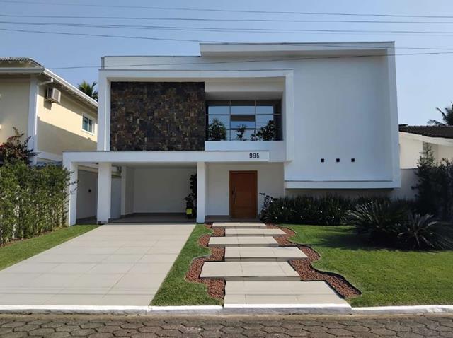 Casa com 348,60m² construídos em terreno de 525m², desocupada