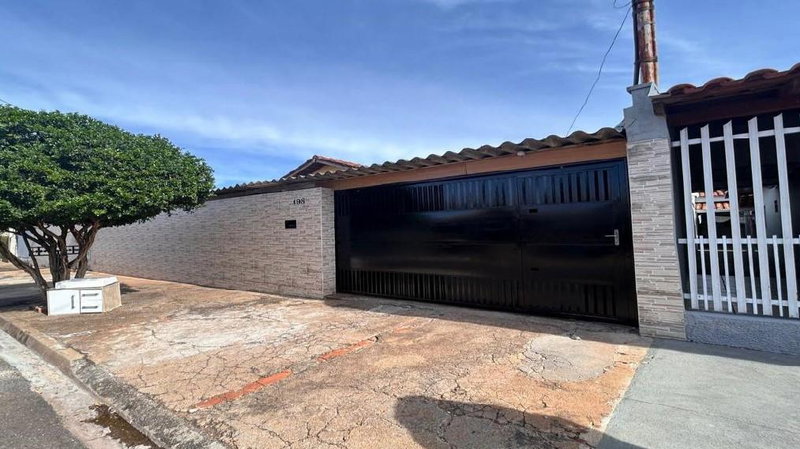 Casa com 3 quartos, edícula e área externa ampla