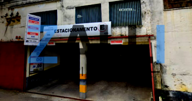 Casa com terreno de 344m² com estacionamento e cobertura metálica